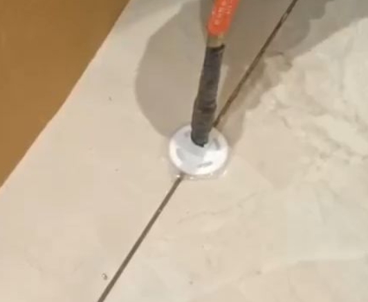 海北瓷砖空鼓维修公司专业解答瓷砖在铺贴过程中，如果没有涂抹均匀到位的粘结材料（如水泥砂浆或瓷砖胶），可能会导致以下问题